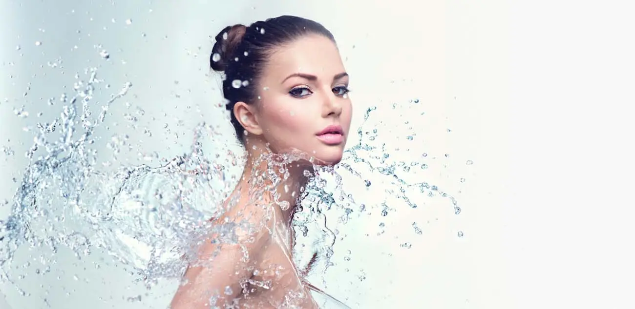 Hübsches Model bekommt Wasser Gesicht und Körper um den Glow-Effekt bei einer HydraFacial Behandlung in Wolfsburg zu beschreiben
